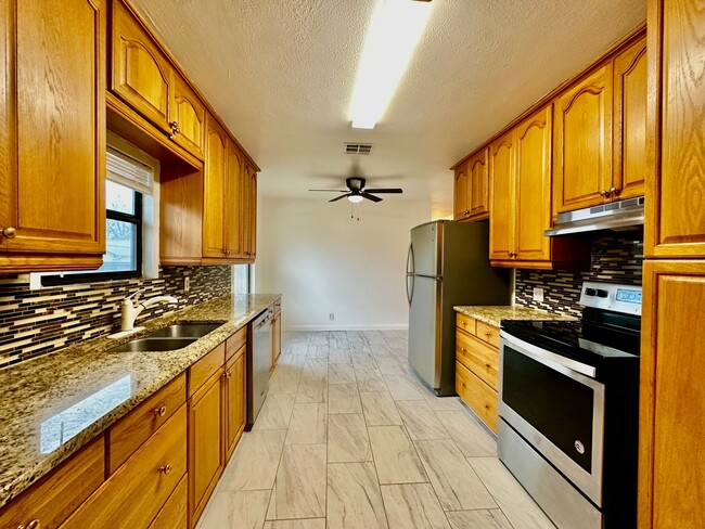 Building Photo - Cozy 4/2