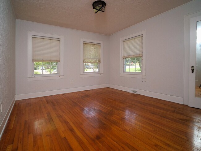 Building Photo - "Charming 3-Bedroom Home with Hardwood Floors & 2 Full Baths in Bessemer City – 1758 Sq Ft of Com...