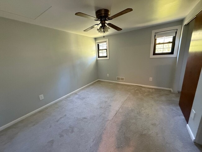 Building Photo - Luxury 3-Bedroom, 1-Bathroom House in Broo...