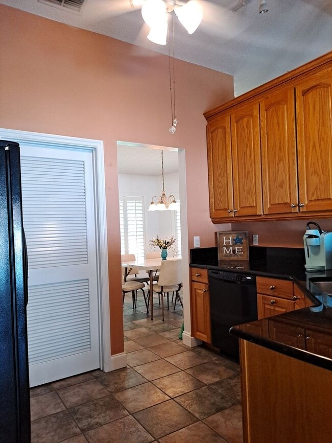 Building Photo - 3208 Royal Palm Dr