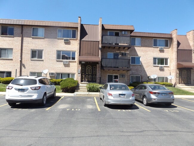 Building Photo - 710 W Huntington Commons Rd