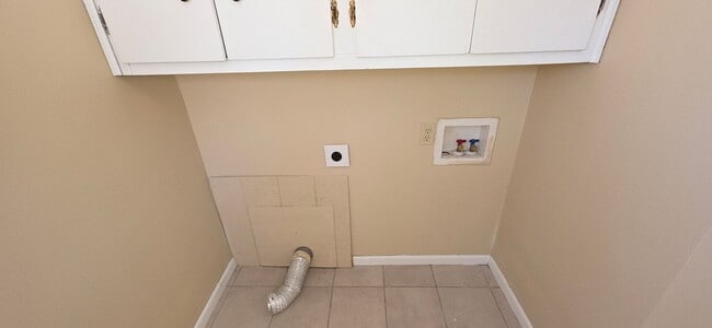 Building Photo - 3 Bedroom 1 Bathroom Home for $1095! 2 Car Garage!