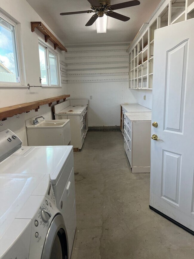 Building Photo - Welcome to this charming 2-bedroom, 2-bathroom home!