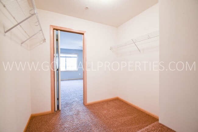 Building Photo - 2 Bedroom, 1.5 Bath Townhome in Jordan Creek area!