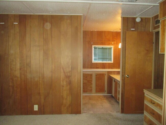 Building Photo - 848 S Lyon Ave