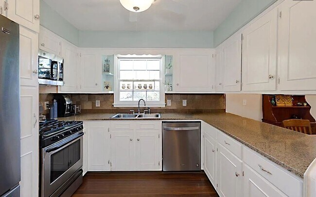 Building Photo - Hilton Heights - MIDTOWN