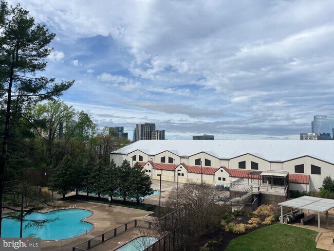 Building Photo - 1800 Old Meadow Rd