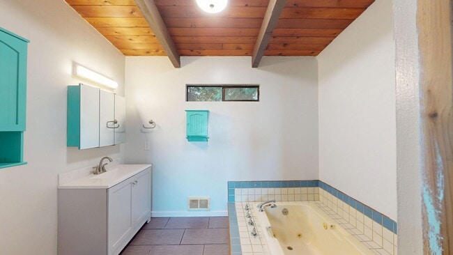 Building Photo - ***PENDING APPLICATION***Fantastic 3 Bedroom Home with Gorgeous Ocean View