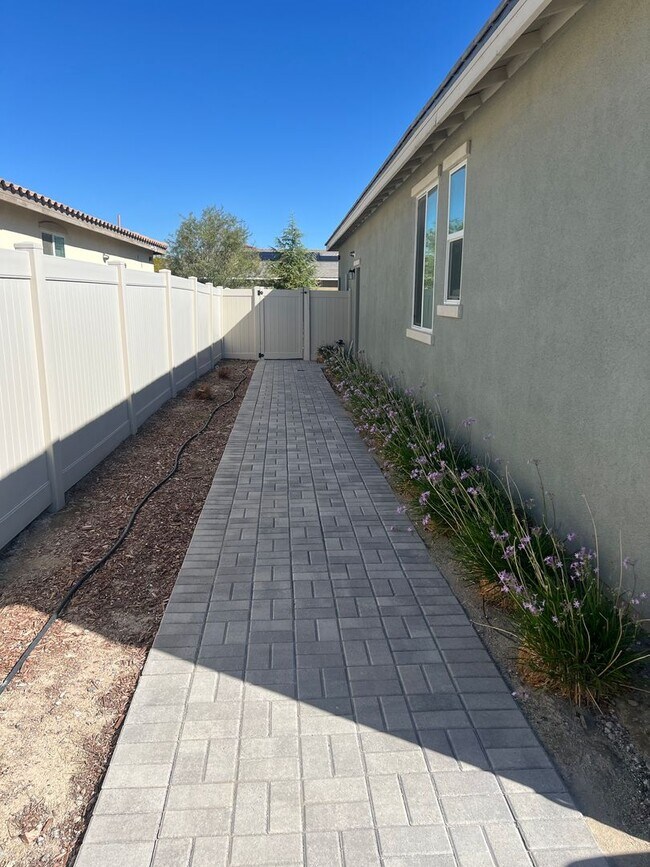 Building Photo - 3 Bedroom Plus Bonus Room Single Family Ho...