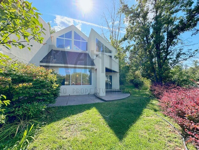 Building Photo - Unique Jon Sayler Designed Townhome