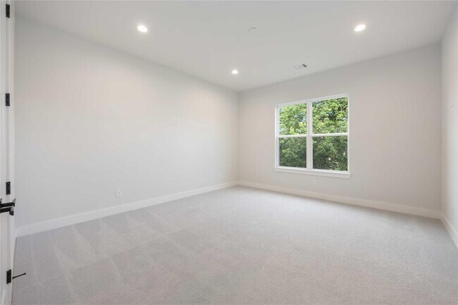 Building Photo - 6116 De Campo St