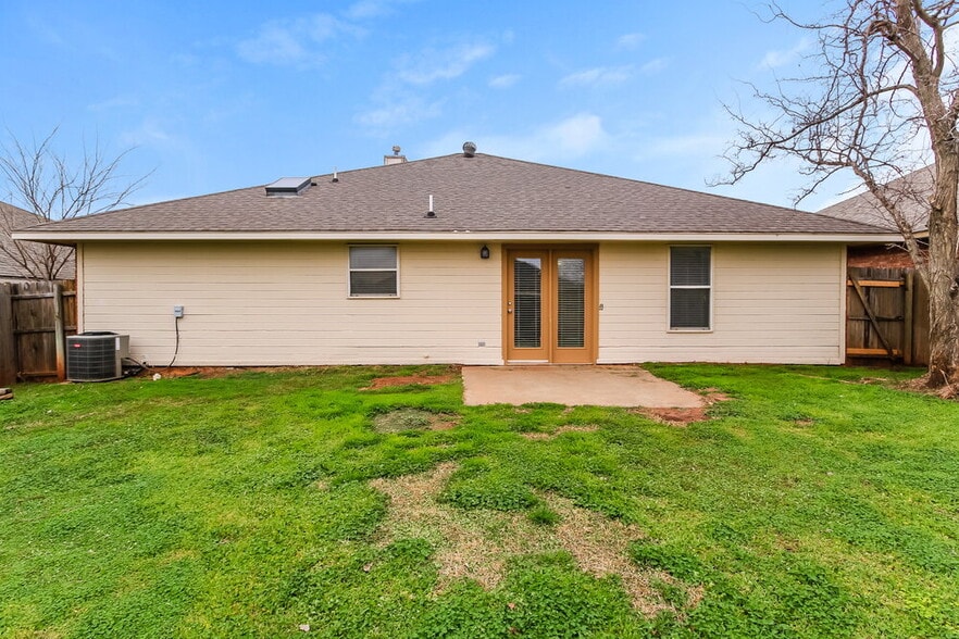 Building Photo - 716 Cavecreek St