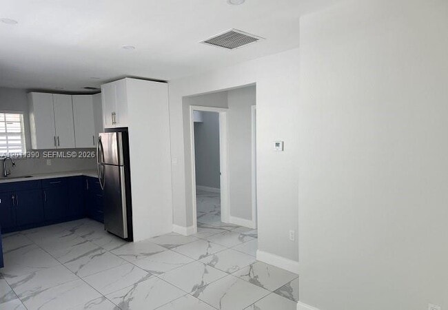 Building Photo - 1023 SW 12th Ct