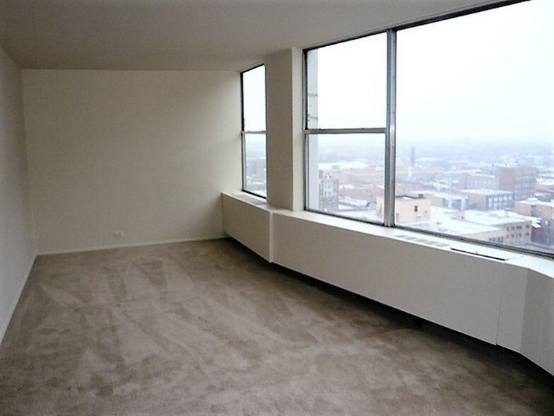 Living space - 5757 N Sheridan Rd