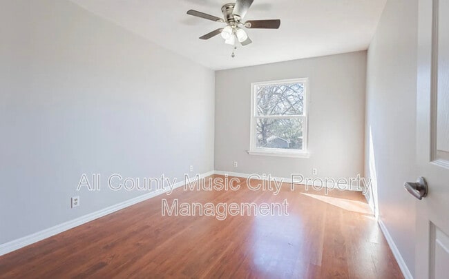 Building Photo - 302 Park Glen Dr