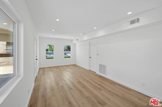 Building Photo - 508 E Palmer Ave