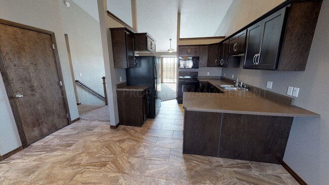 Building Photo - 3 BD, 2 BA TOWNHOME, ATTACHED GARAGE, FIRE...