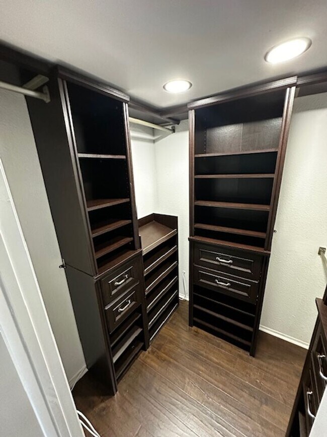 Building Photo - 2 Bedroom, 2 Bathroom Condo for Rent – Che...