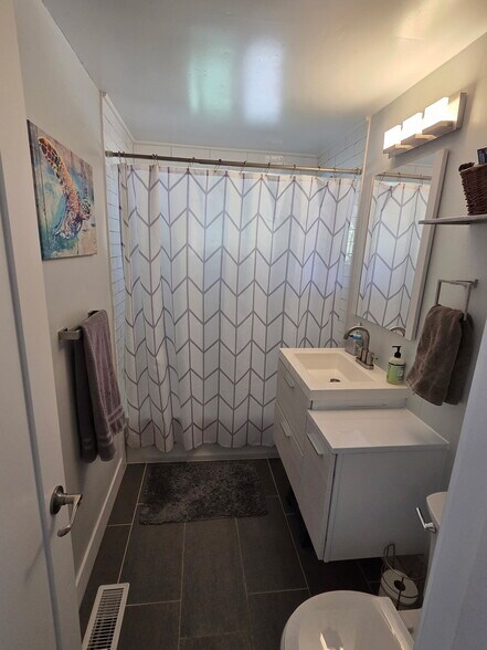 Upstairs bath. - 7101 Clay St