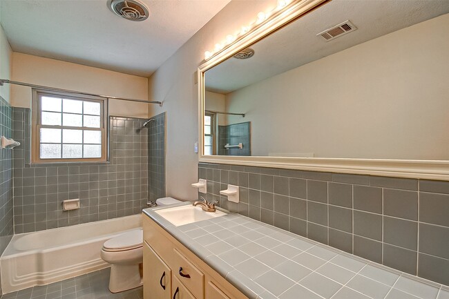 Building Photo - 9638 Meadowglen Ln