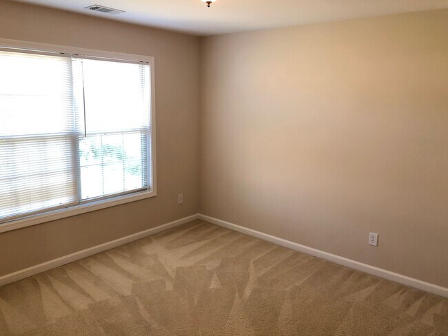 Building Photo - Beautiful 5 Bed 4 Bath Home in Heart of Co...