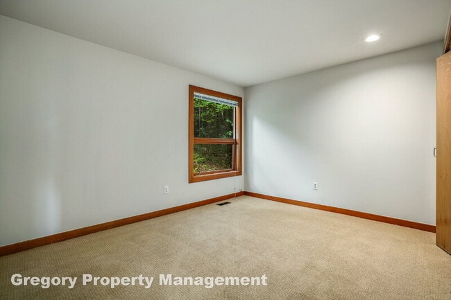 Building Photo - 2914 E Lake Sammamish Pkwy NE