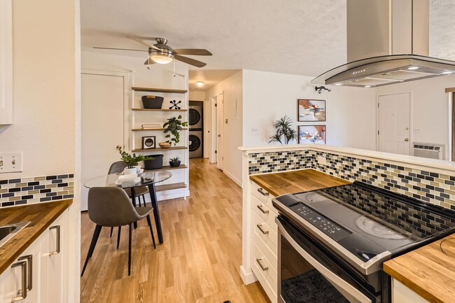 Building Photo - 2 Bed 2 Bath Available for August 2025 Pre...