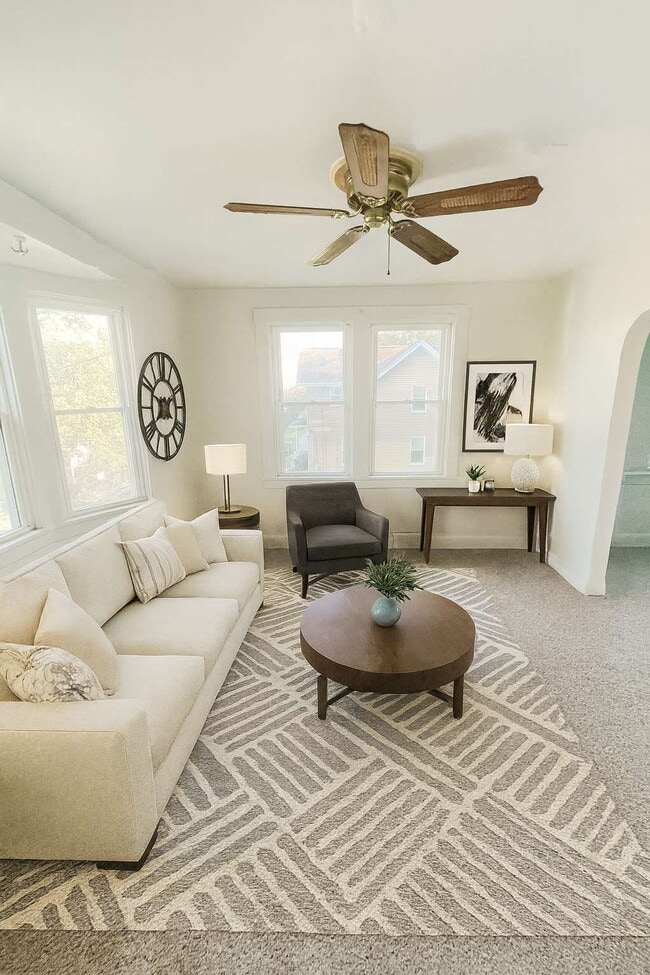 Building Photo - 3 bedroom in quiet part of Clairton Move in Special 50% off 1st months rent!!