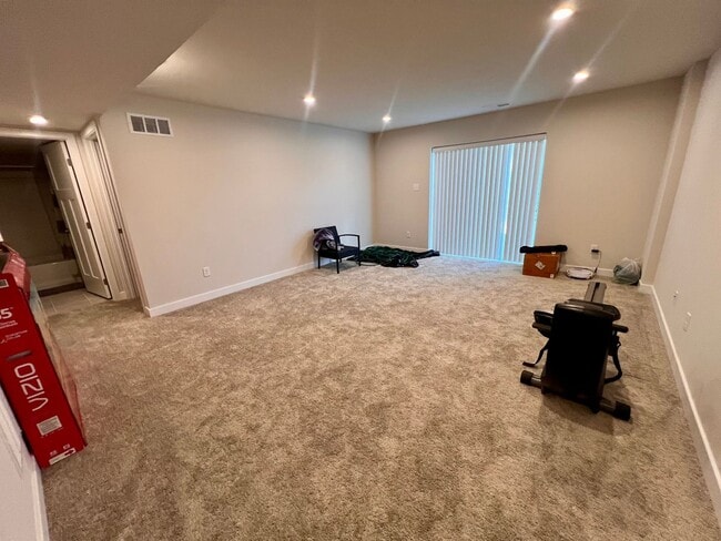 Building Photo - Sewickley - 4 Bedroom 3.5 Bathroom - End U...