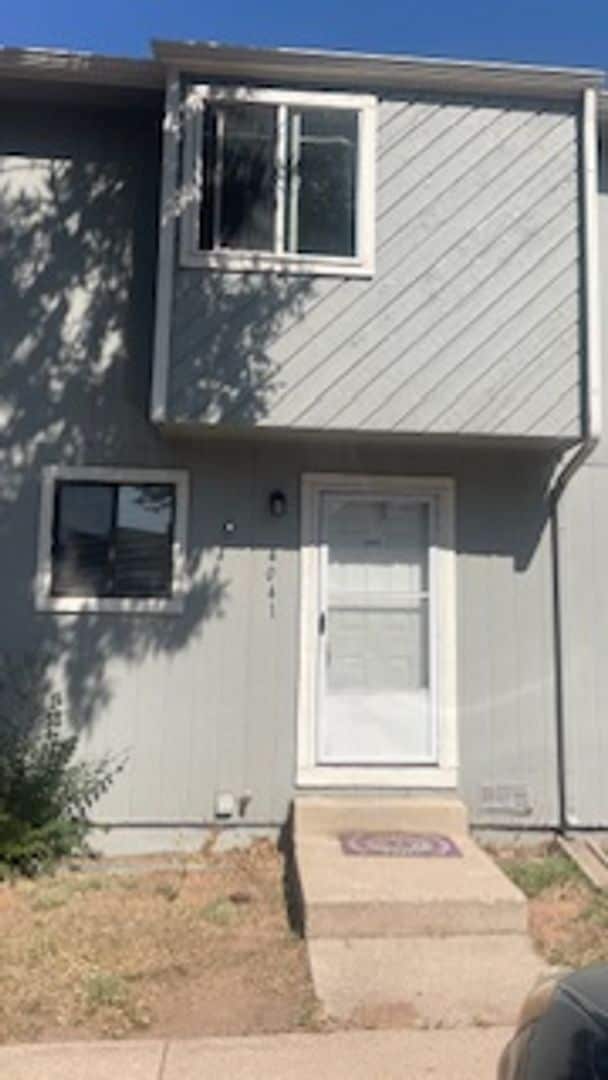 Building Photo - Updated 2 Story Townhome Close to UCCS