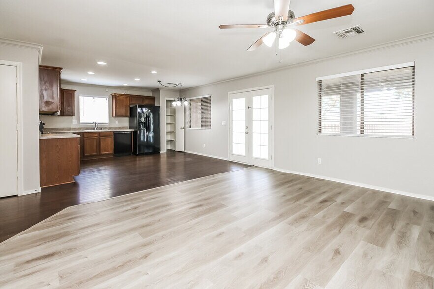 Building Photo - 452 S Sabrina