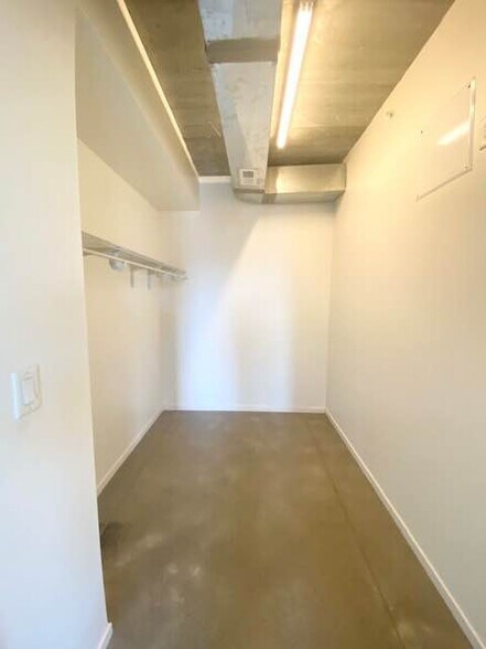 Building Photo - 350 E Locust St