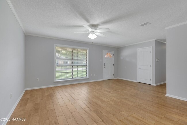 Building Photo - 118 Village Green Dr