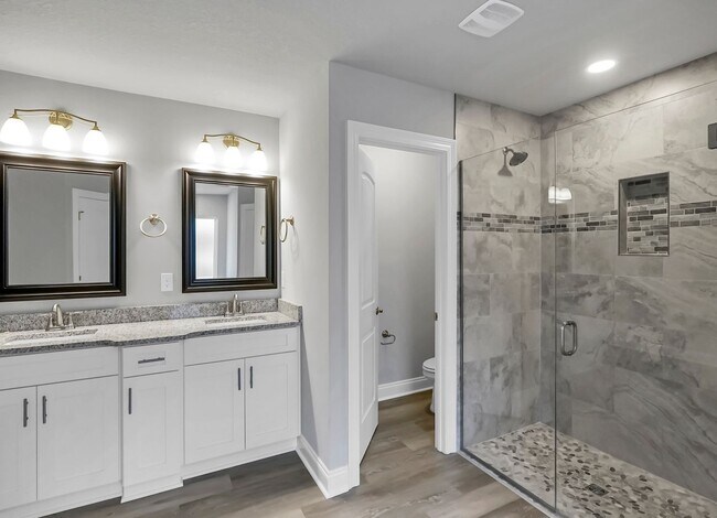 Building Photo - Stunning Rental in Navarre!