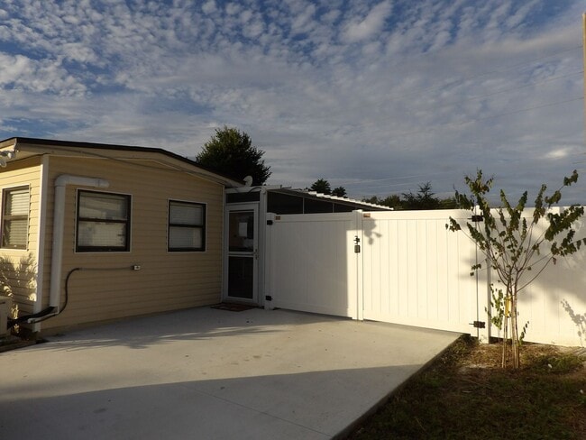 Building Photo - Cute 2 Bedroom 1 Bath with huge Screen Porch * Call Sheila M at 386-804-6675