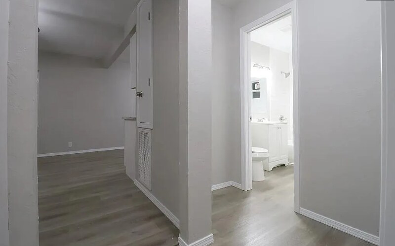 Building Photo - 5202 N Rockwell Ave