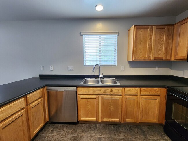 Building Photo - Promotion!  4 Bed 2.5 Bath Home with Split...