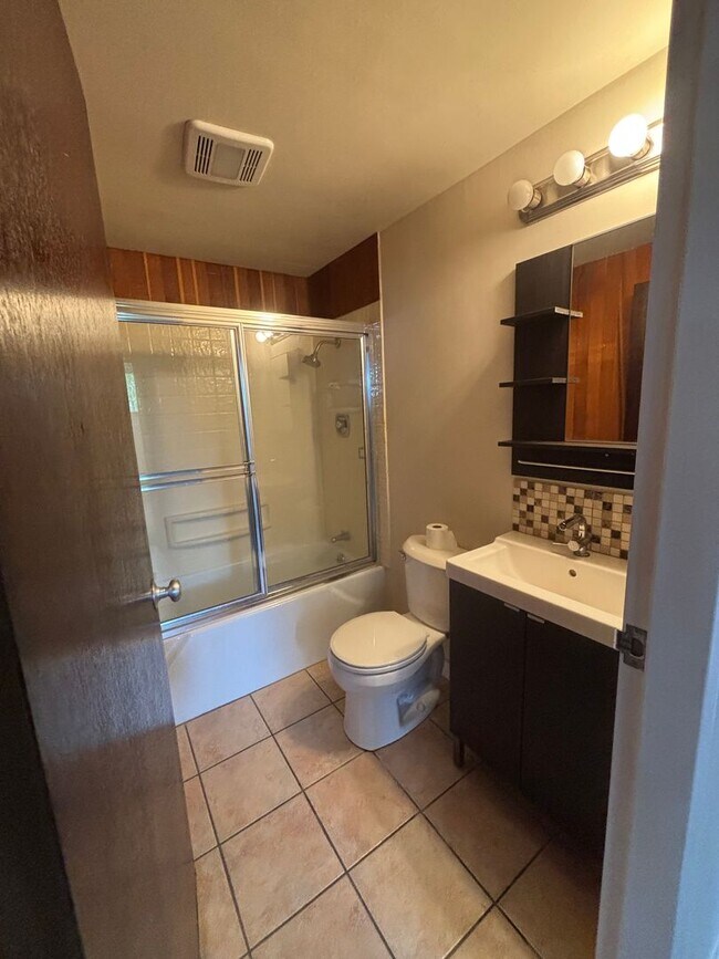 Building Photo - Upgraded 2 Bedroom 2 Bath Close to Downtow...