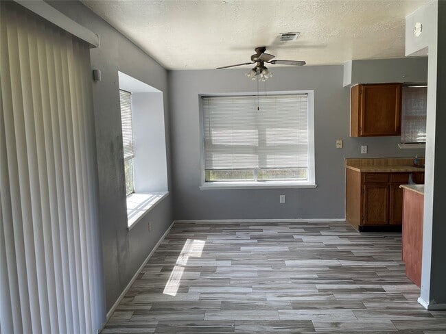 Building Photo - 16619 La Gloria Dr