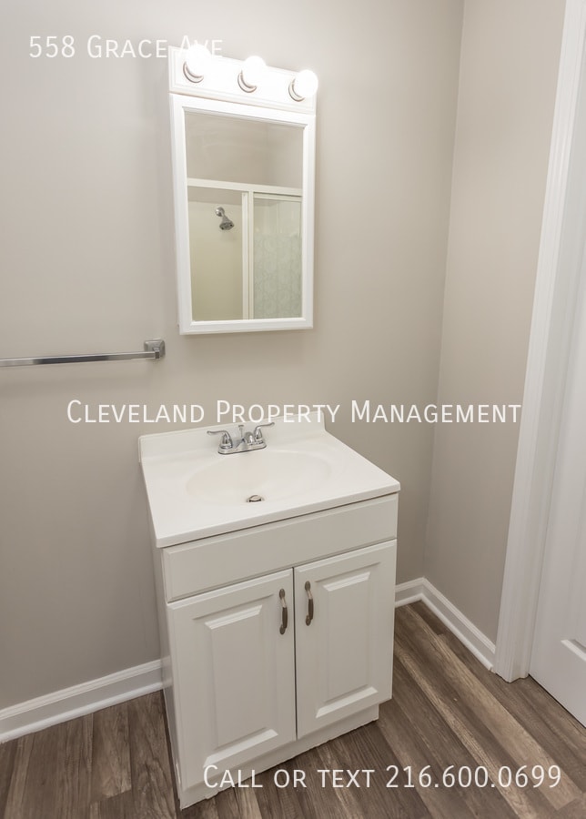 Building Photo - 558 Grace Ave