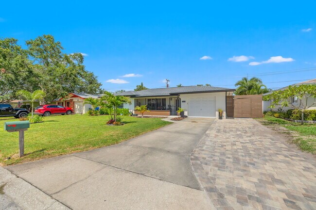 Building Photo - 1501 San Helen Dr