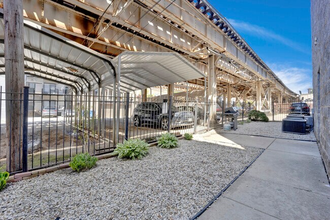 Building Photo - 3738 N Wilton Ave