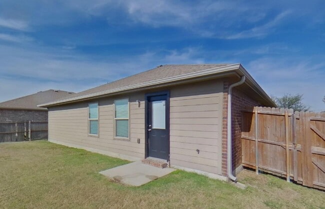 Building Photo - Move in ready