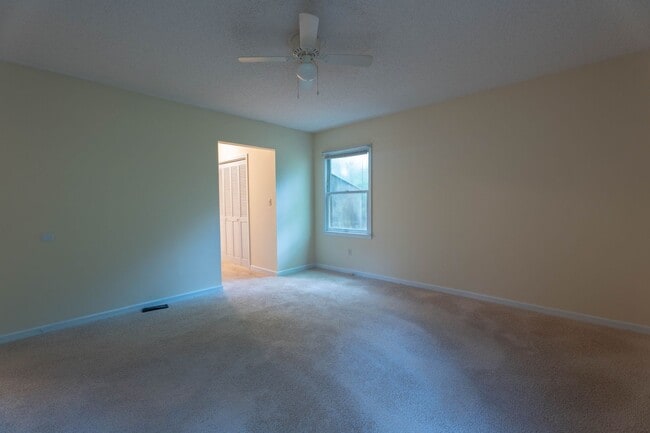 Building Photo - 105 Hanover Way