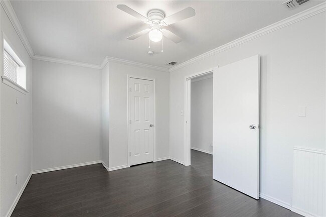 Building Photo - 2800 Lake Rd