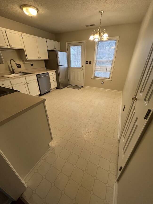 Building Photo - "Charming 2-Bed, 2-Bath Retreat in High Point's Peaceful Ambassador Court!"