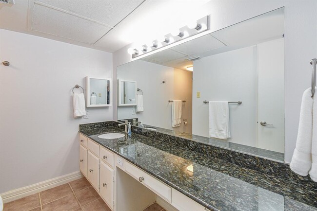 Building Photo - 351 N Post Oak Ln