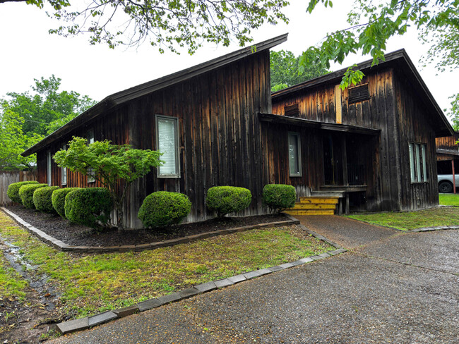 Primary Photo - 405 E Charles St
