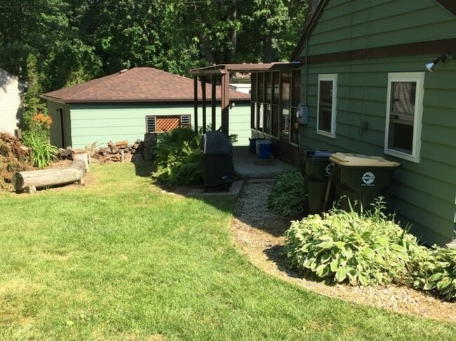 Building Photo - 5411 W Lake Shore Dr