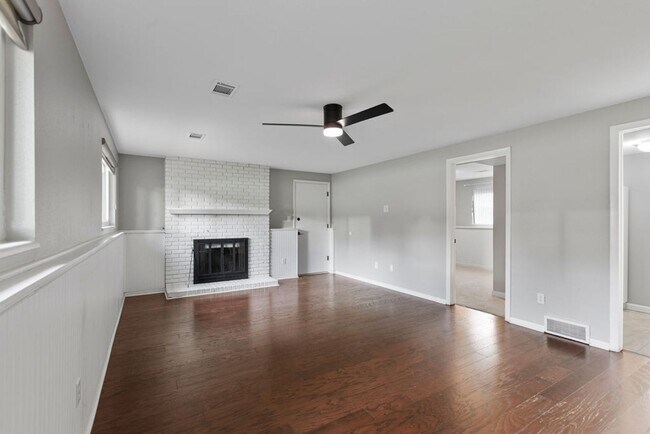 Building Photo - Students Welcome! Spacious 5 Bedroom Home in West Fort Collins